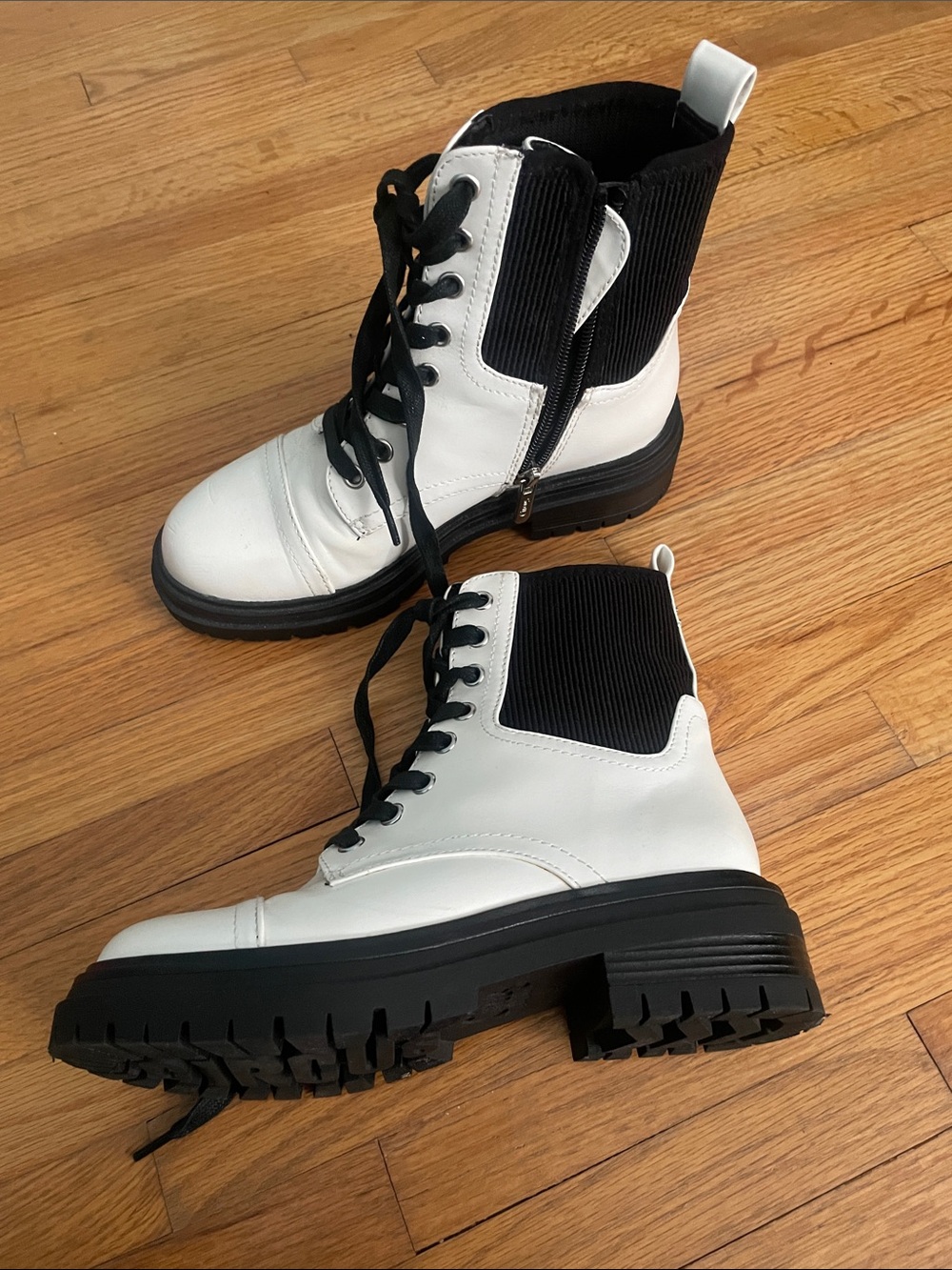 White and black boots - size women's 5